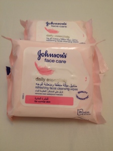 Johnson's refreshing facial wipes